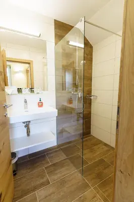 Ein Badezimmer in der Unterkunft Hotel Die Metzgerstubn