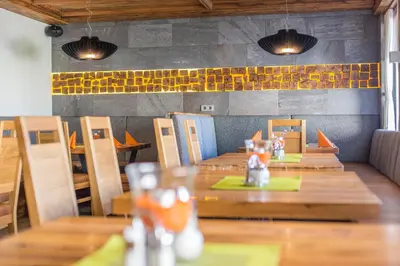 Ein Restaurant oder anderes Speiselokal in der Unterkunft Schnitzl-Eck