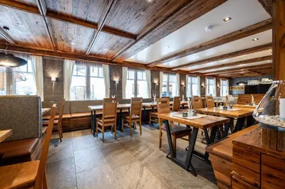 Ein Restaurant oder anderes Speiselokal in der Unterkunft Schnitzl-Eck