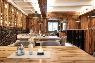 Ein Restaurant oder anderes Speiselokal in der Unterkunft Schnitzl-Eck