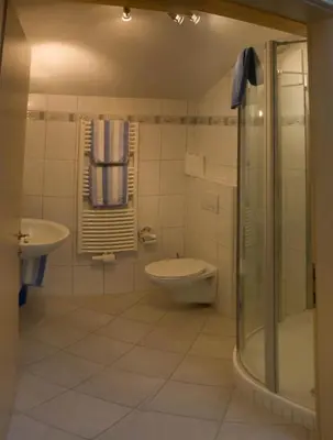 Ein Badezimmer in der Unterkunft Haus Lowe