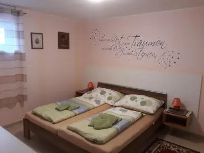 Ein Bett oder Betten in einem Zimmer der Unterkunft Landhaus Jasmin - Apartment Untergeschoß