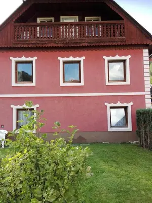 Das Gebäude in dem sich das Ferienhaus befindet