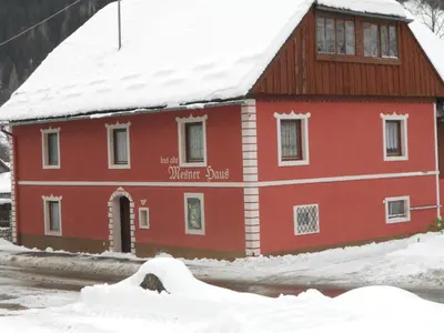 Das Gebäude in dem sich das Ferienhaus befindet