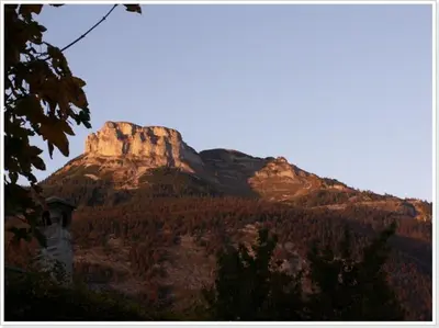Ein allgemeiner Bergblick oder ein Berglick von der Ferienwohnung aus
