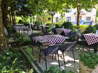 Ein Garten an der Unterkunft Höckner Plaza Hotel