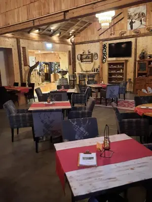 Ein Restaurant oder anderes Speiselokal in der Unterkunft Hallstatt Dachstein Inn