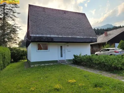Das Gebäude in dem sich das Ferienhaus befindet