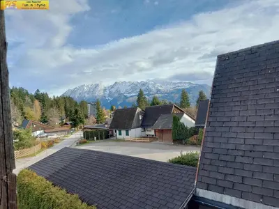 Ein allgemeiner Bergblick oder ein Berglick von des Ferienhauses aus
