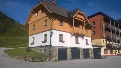 Das Gebäude in dem sich das Aparthotel befindet