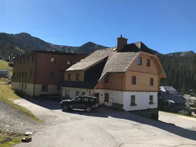 Ein allgemeiner Bergblick oder ein Berglick von des Aparthotels aus