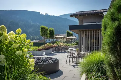 Ein allgemeiner Bergblick oder ein Berglick von des Aparthotels aus