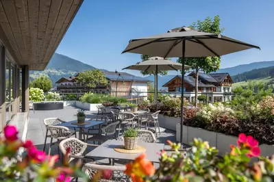 Ein allgemeiner Bergblick oder ein Berglick von des Aparthotels aus