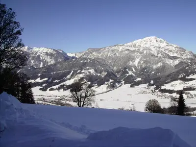 Ein allgemeiner Bergblick oder ein Berglick von der Pension aus