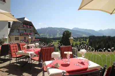 Ein allgemeiner Bergblick oder ein Berglick von des Hotels aus