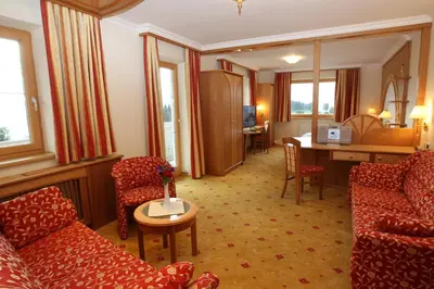 Ein Sitzbereich in der Unterkunft Hotel Neuwirt