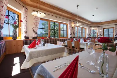 Ein Restaurant oder anderes Speiselokal in der Unterkunft Hotel Schröckerhof