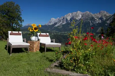 Ein allgemeiner Bergblick oder ein Berglick von des Hotels aus