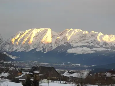 Ein allgemeiner Bergblick oder ein Berglick von der Ferienwohnung aus