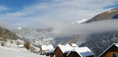 Ein allgemeiner Bergblick oder ein Berglick von des Gasthauses aus