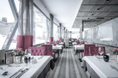 Ein Restaurant oder anderes Speiselokal in der Unterkunft Hotel Rigele Royal Superior