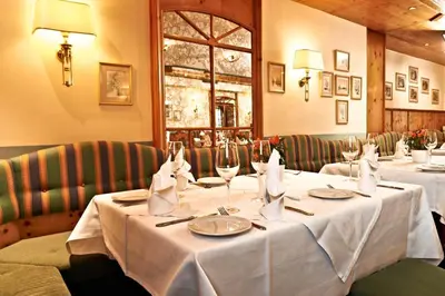 Ein Restaurant oder anderes Speiselokal in der Unterkunft Hotel Lindner