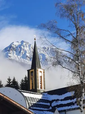 Ein allgemeiner Bergblick oder ein Berglick von der Pension aus
