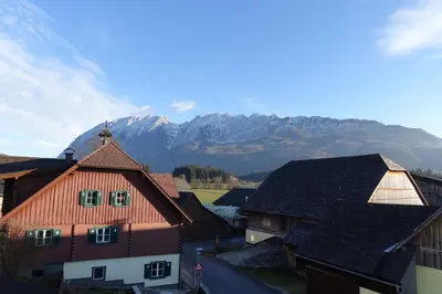 Ein allgemeiner Bergblick oder ein Berglick von der Pension aus