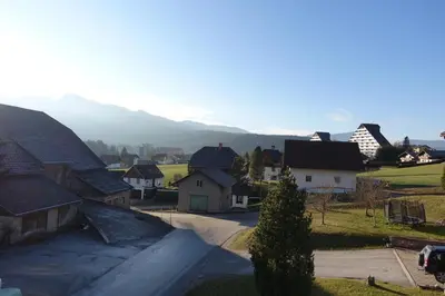 Ein allgemeiner Bergblick oder ein Berglick von der Pension aus