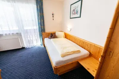 Ein Bett oder Betten in einem Zimmer der Unterkunft Pension Kristall