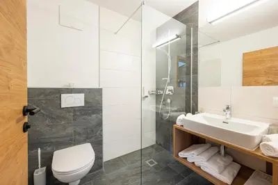Ein Badezimmer in der Unterkunft Berggasthof Höllenstein