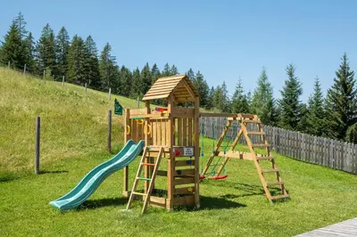 Ein Kinderspielbereich in der Unterkunft Berggasthof Höllenstein