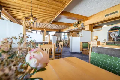 Ein Sitzbereich in der Unterkunft Gasthof Jandlalm