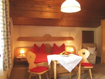 Ein Sitzbereich in der Unterkunft Haus Elfi