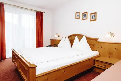 Ein Bett oder Betten in einem Zimmer der Unterkunft Hotel Garni Tannenhof