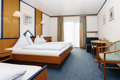 Ein Bett oder Betten in einem Zimmer der Unterkunft Hotel Garni Tannenhof