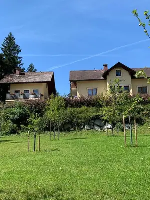 Ein Garten an der Unterkunft Schangri-la