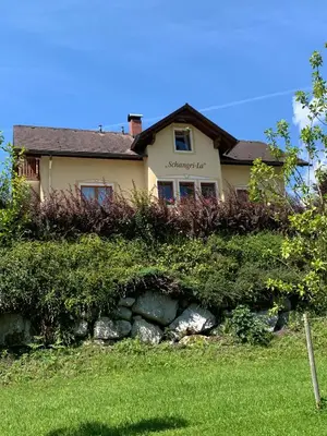 Ein Garten an der Unterkunft Schangri-la
