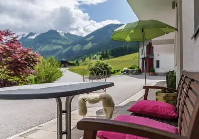 Ein allgemeiner Bergblick oder ein Berglick von der Ferienwohnung aus