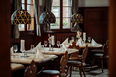 Ein Restaurant oder anderes Speiselokal in der Unterkunft Resl Resort