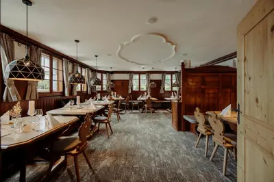 Ein Restaurant oder anderes Speiselokal in der Unterkunft Resl Resort