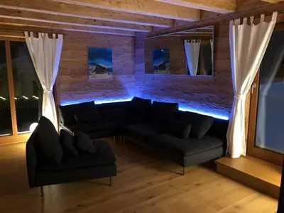 Ein Sitzbereich in der Unterkunft Lachtalchalet