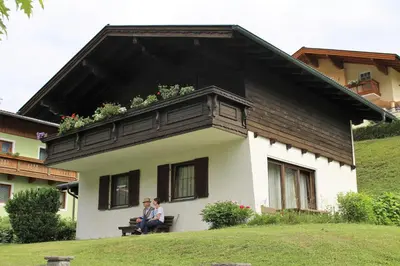 Das Gebäude in dem sich das Ferienhaus befindet