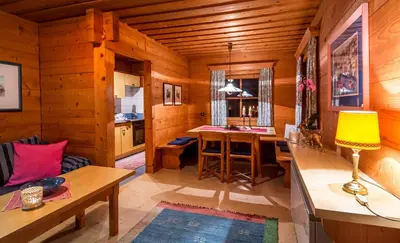 Ein Sitzbereich in der Unterkunft Chalets Ebner