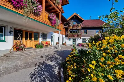 Das Gebäude in dem sich der Bauernhof befindet