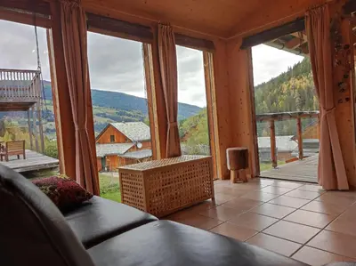Ein allgemeiner Bergblick oder ein Berglick von des Ferienhauses aus
