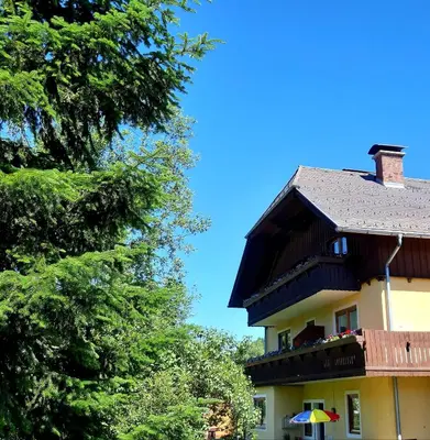 Das Gebäude in dem sich die Ferienwohnung befindet