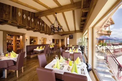 Ein Restaurant oder anderes Speiselokal in der Unterkunft Grizzly Sport & Motorrad Resort