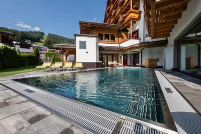 Der Swimmingpool an oder in der Nähe von Grizzly Sport & Motorrad Resort