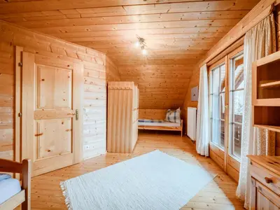 Ein Bett oder Betten in einem Zimmer der Unterkunft Chalet Simons Blockhütte by Interhome